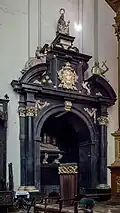 Puerta al mausoleo de Ana en la Iglesia de la Virgen María en Toruń.