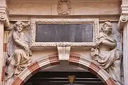 Patio de Enrique IV, detalle del portal occidental.
