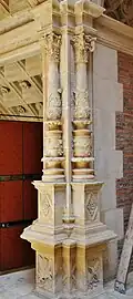 Bernuy: columnas candelabro.