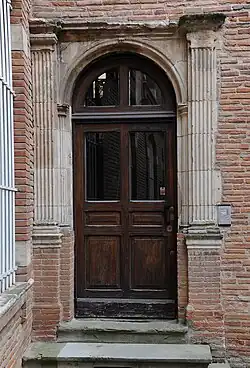 Puerta en el patio del Hôtel de Catel.