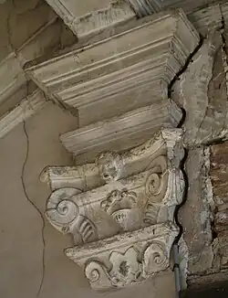 Capitel dórico en la escalera del hotel de Ulmo.