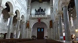 Tribuna con el órgano