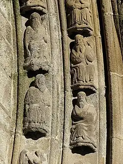 Las dóvelas que decoran el arco del «porche des cloches»