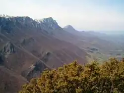 Laderas de Suva Planina en verano, de las cuales el Trem y el Sokolov Kamen son visibles aquí