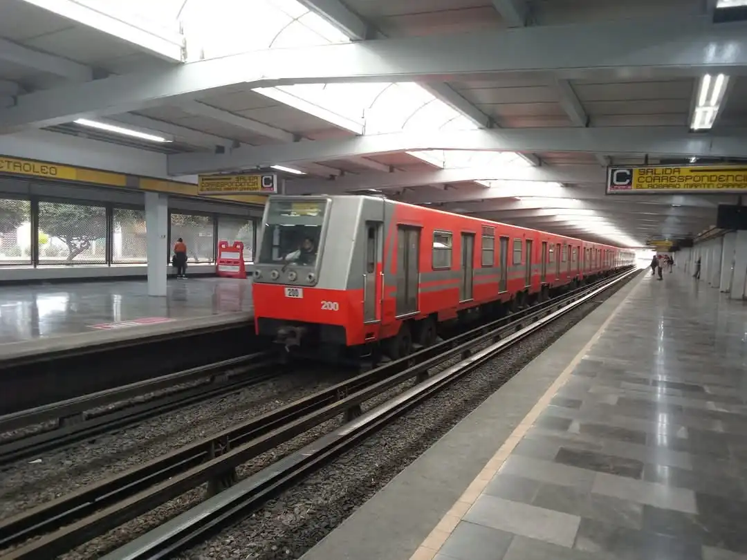 Tren NM-73 en el estación Instituto del petróleo de la línea 5.jpg