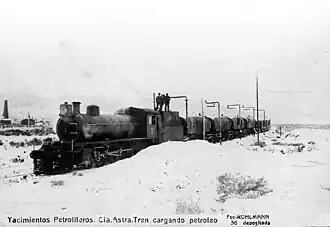 Transporte del petróleo extraído en el yacimiento.