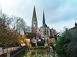 El campanario románico de la Trinité, a izquierda, y la iglesia gótica de la Trinité, a derecha.
