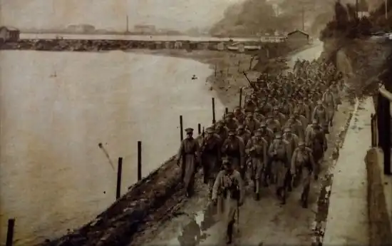 Tropas de infantería avanzan sobre el Fuerte "Borgoño", durante las acciones bélicas del sábado 5 de septiembre de 1931.