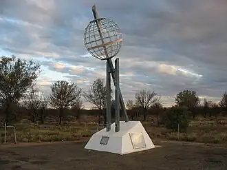 Monumento que marca el Trópico de Capricornio al norte de Alice Springs, Territorio del Norte