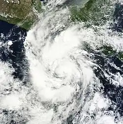 La imagen de satélite de Carlotta reveló un nublado denso central irregular, con una gran área de tormentas y nubes.
