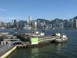 El Muelle de Tsim Sha Tsui del Star Ferry, con la Isla de Hong Kong en el fondo.