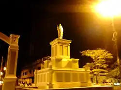 Vista Paseo Malecón De Noche Estatua San Jose