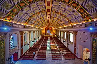 Catedral de Tuguegarao, nave con techumbre curva resuelta con falso plafón, y tejado a dos aguas en el exterior.