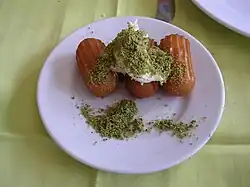 Tulumba con kaymak y pistacho
