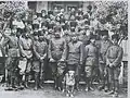 El comandante de la 5ª División de Caballería, Mirliva Fahrettin Pashá junto con su estado mayor y su perro Grey en Esmirna.