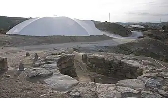 Sepultura 21 en primer plano y cubierta de la sepultura 20 al fondo