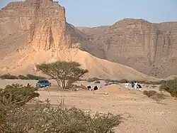 Personas en la base de la escarpat