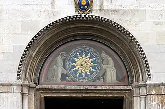 Tímpano de la puerta , con la obra que sustituye al original de Mantegna