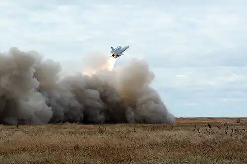 El Tu-141 despega usando el cohete de lanzamiento.