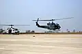 Helicóptero utilitario UH-1N Iroquois (Huey) (derecha) despega de la línea de vuelo en Camp Humphreys.