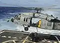 Un SH-60 Seahawk aterrizando en el USS&nbsp;Sterett&nbsp;(DDG-104) en 2014.