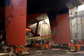 Doble timón del portaviones estadounidense USS Carl Vinson.