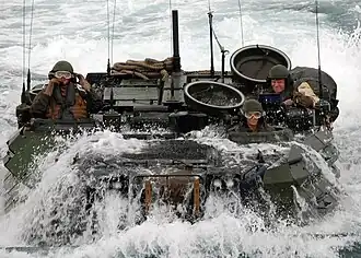 Tripulantes de un AAV del Cuerpo de Marines de Estados Unidos.