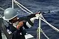 Un infante de marina de Bangladés disparando un Tipo 56-2.