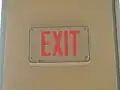 Una Exit Sign con letras rojas propia de Estados Unidos.