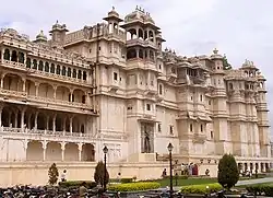 Palacio de la Ciudad de Udaipur fue construido por Udai Singh II después de trasladar la capital por la invasión musulmana