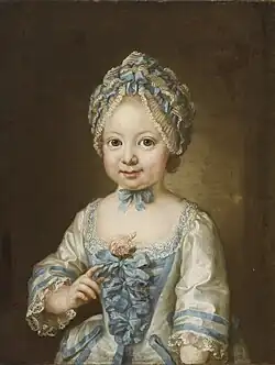 Retrato de Hedvig la hermana de Pasch, con vestido blanco con detalles azules y adorno en la cabeza