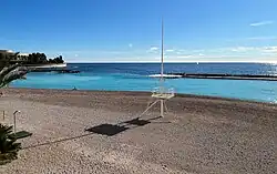 Torre de salvavidas en la playa de Mónaco.