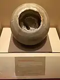Tecomate sin terminar hecho de alabastro en el Museo Nacional de Antropología.