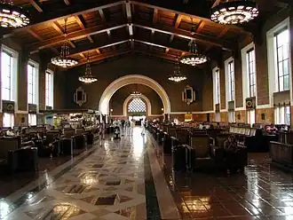 Union Station en Los Ángeles (1939) es una mezcla de Art déco, Streamline moderne y Estilo Misión.