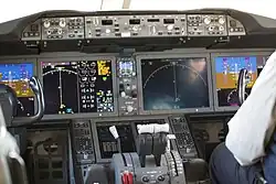 EICAS de un Boeing 787 a la centroizquierda