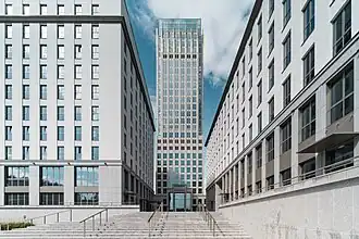 Vista de la entrada principal del edificio.