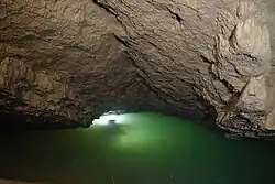 Espeleobuceador franqueando un sifón.