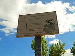 Cartel en Ciudad Universitaria de la antigua línea VAC-115, ofrecida por La Sepulvedana y sustituida en 2018 por la VAC-246 del Grupo Avanza