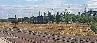 Varíos desvíos y un vagón carguerO desafectado en uno de ellos.