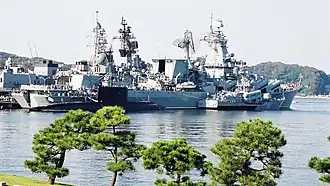 Visitando el puerto de Yokosuka, Japón en octubre de 2002.