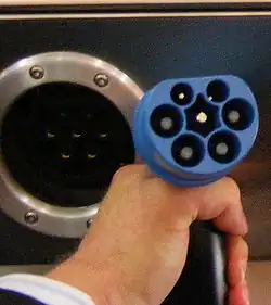 Varias bases de enchufes de salida de estación (hembra) y su correspondiente clavija (macho, color azul). En PRC (sólo), se utiliza un macho para ambos exteremos de los cables.