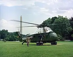 Un helicóptero presidencial VH-34D en el jardín sur de la Casa Blanca en 1961