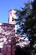 Iglesia parroquial, con detalle de la torre-campanario.