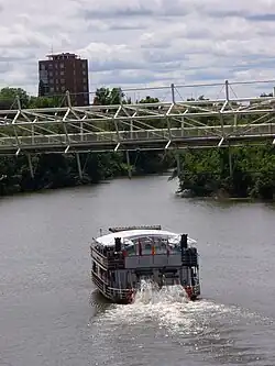 La Leyenda del Pisuerga navegando debajo de la pasarela del Museo de la Ciencia, noviembre de 2023.