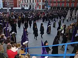 Cofrades a su paso por la Plaza Myor