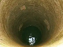 Vista del pozo. Se sigue filtrando agua del subsuelo.