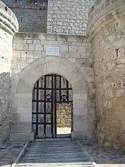 Puerta oeste, de acceso al castillo. Sobre el arco se ve la placa en homenaje a Pío del Río Hortega.
