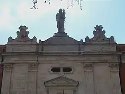 Escudos que simbolizan con sus atributos, las Ciencias y las Artes.