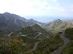 Valle de Las Huertas, con la sinuosa carretera de Taganana.