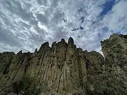 Vista de las formaciones geológicas desde el interior.